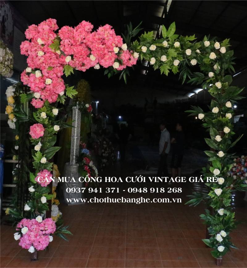 Cổng hoa cưới vintage giá rẻ làm từ hoa cẩm tú cầu hồng 