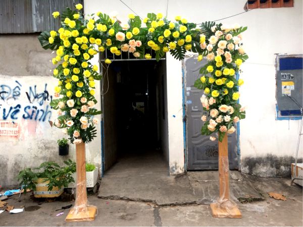 Cổng cưới khung gỗ - hoa lụa cao cấp tại TPHCM