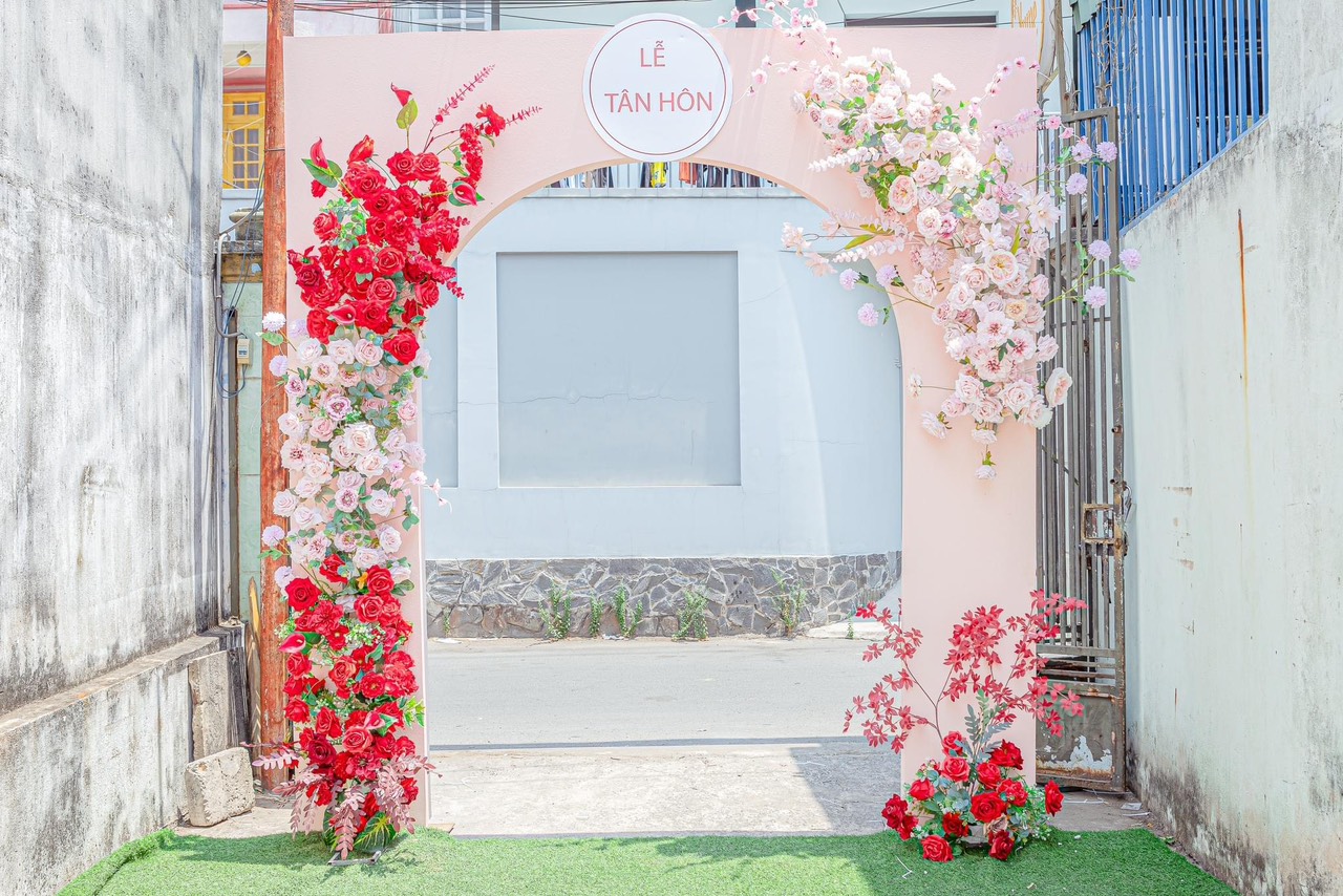 Địa chỉ sản xuất cổng cưới hoa lụa tại tphcm