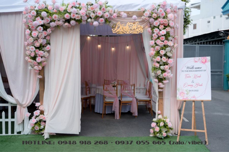 Cổng cưới hoa lụa tông hồng pastel 
