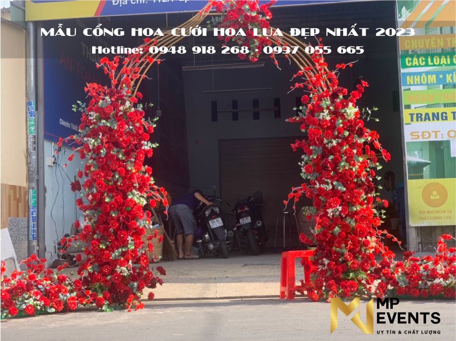 Cổng cưới hoa lụa tông màu đỏ mới nhất 2023
