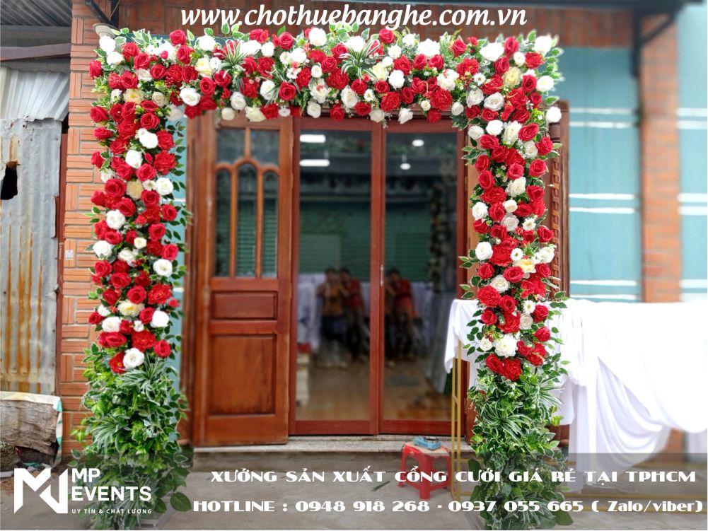 Cổng hoa cưới đẹp tông màu trắng đỏ nổi bật 