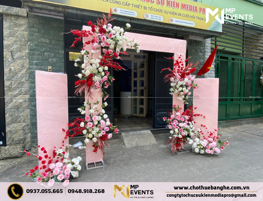 Mẫu cổng cưới hoa lụa chất liệu alu trang trí theo tông màu hồng - trắng - đỏ