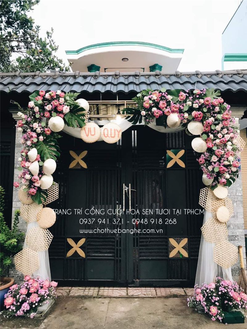 Trang trí cổng cưới hoa sen tươi tại Củ Chi