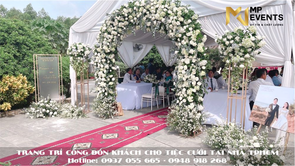 Trang trí cổng đón khách cho tiệc cưới tổ chức tại nhà TPHCM