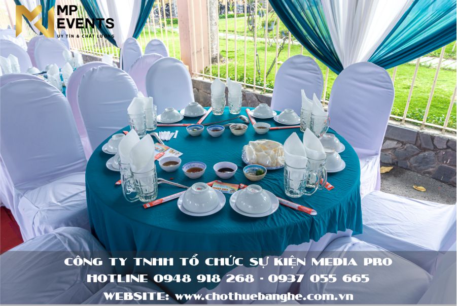 Cho thuê bộ bàn ghế ăn tiệc đám cưới tại Gò Vấp gồm 1 bàn inox đường kính 1m2 có khăn bà 2 lớp trắng - xanh cổ vịt, ghế bọc vải trắng 