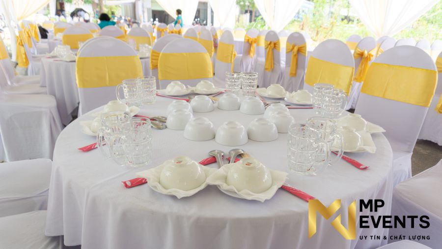Thuê bộ bàn ghế tông màu vàng đồng đãi tiệc cưới tại nhà TPHCM