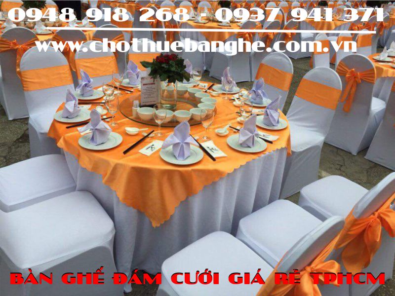 Cho thuê bộ bàn tròn đãi tiệc váy trắng khăn phủ bàn màu cam