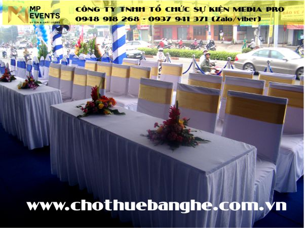 Cho thuê bàn ghế dài cho dành cho đại biểu khăn trải bàn trắng - váy bàn trắng tại TPHCM