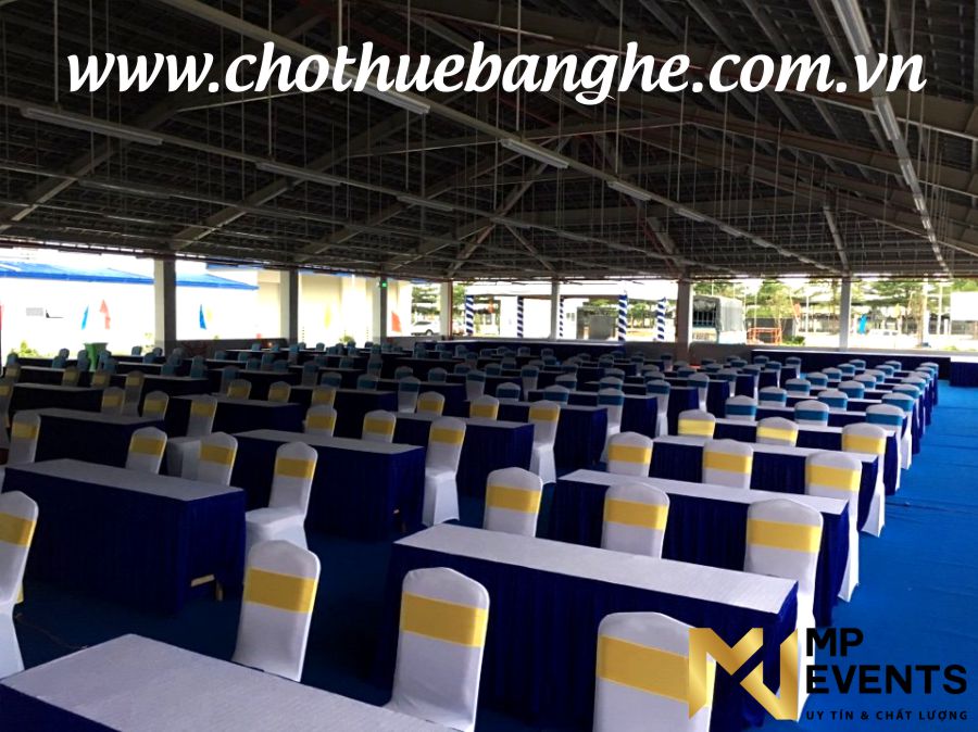 Dịch vụ cho thuê bàn dài đại biểu, khăn bàn trắng vây xanh dương giá rẻ tại TPHCM