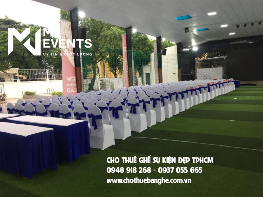 Cho thuê 900 ghế nệm có lưng dựa áo trắng cột nơ xanh dương cho lễ khai giảng năm học mới tại Trường Quốc Tế Việt Mỹ Tân Bình