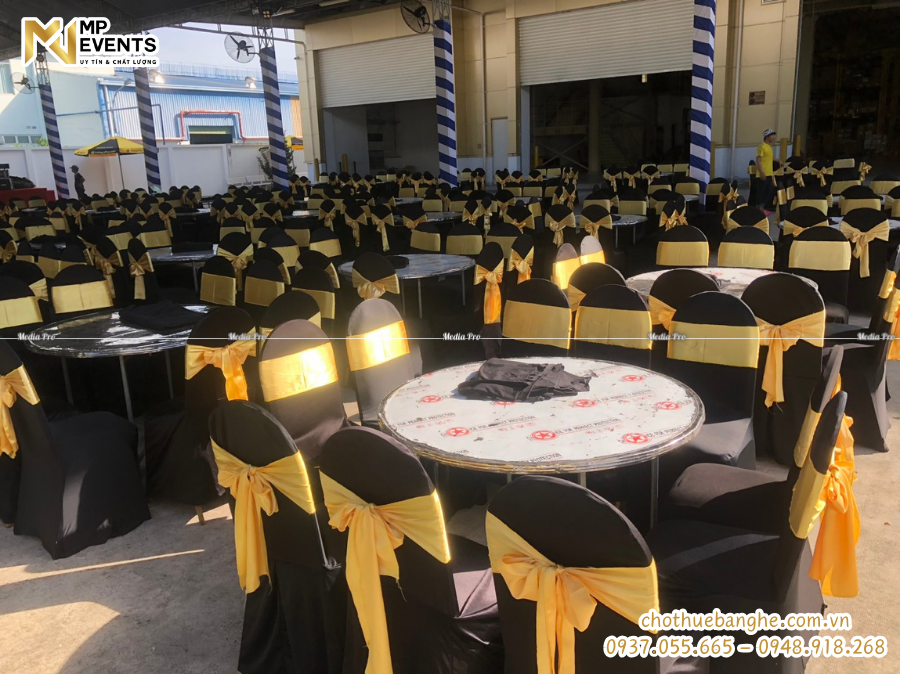 Cho thuê bàn ghế đãi tiệc khăn đen nơ vàng số lượng lớn tại Long An