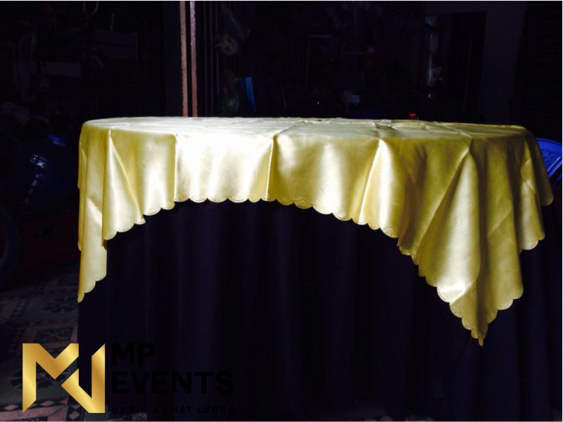 Cho thuê bàn tròn đãi tiệc khăn phủ đen, lớp phủ màu vàng đồng giá rẻ tại TPHCM