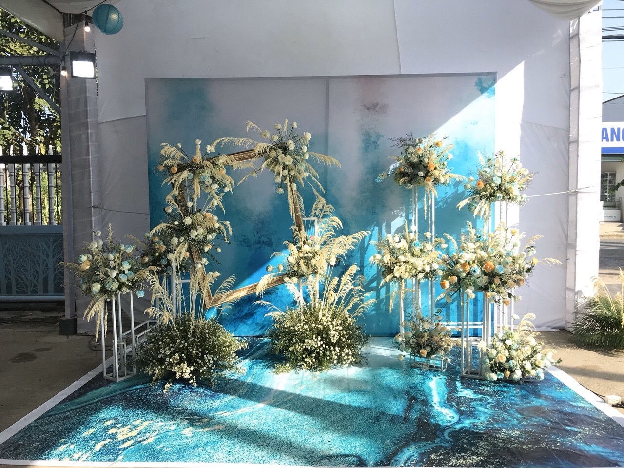 Trang trí backdrop chụp hình đám cưới tại nhà Long An ( Concept Biển) 