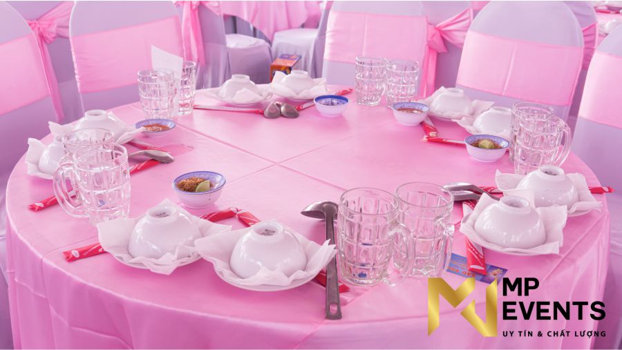 Cho thuê bộ bàn ghế đám cưới tại quận 12 tông màu hồng 