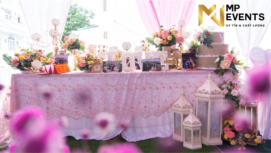 Dịch vụ trang trí bàn gallery hoa lụa cao cấp cho đám cưới tổ chức tại nhà ở quận 12