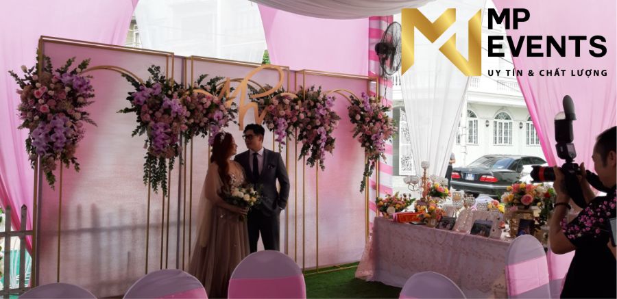 Trang trí tấm phông chụp cưới cho tiệc tại nhà Tân Bình
