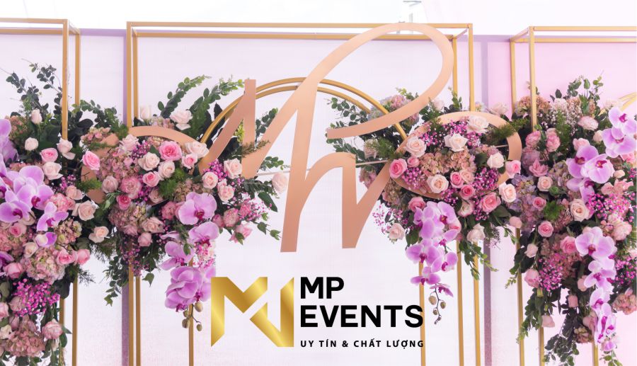 Thiết kế tấm phông chụp ảnh cưới tông màu trắng hồng cho tiệc cưới tổ chức ở nhà TPHCM