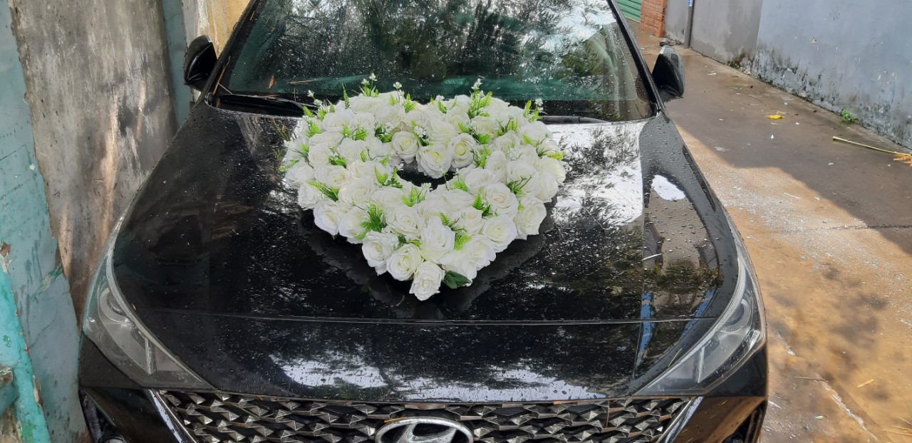 Dịch vụ trang trí xe hoa ngày cưới bằng hoa lụa, hoa giả, hoa vải tại TPHCM