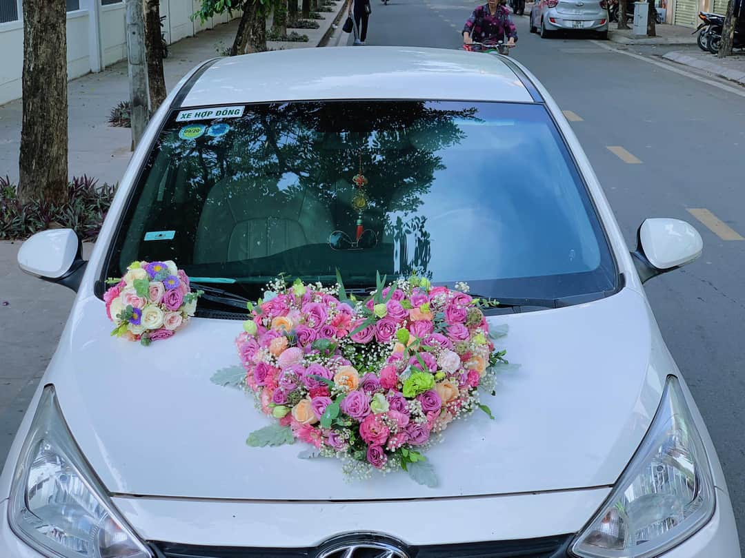 Dịch vụ trang trí xe hoa ngày cưới bằng hoa tươi tại TPHCM