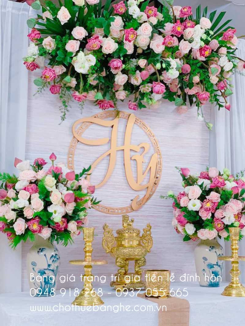 Trang trí bàn gia tiên cho lễ đính hôn bằng hoa sen