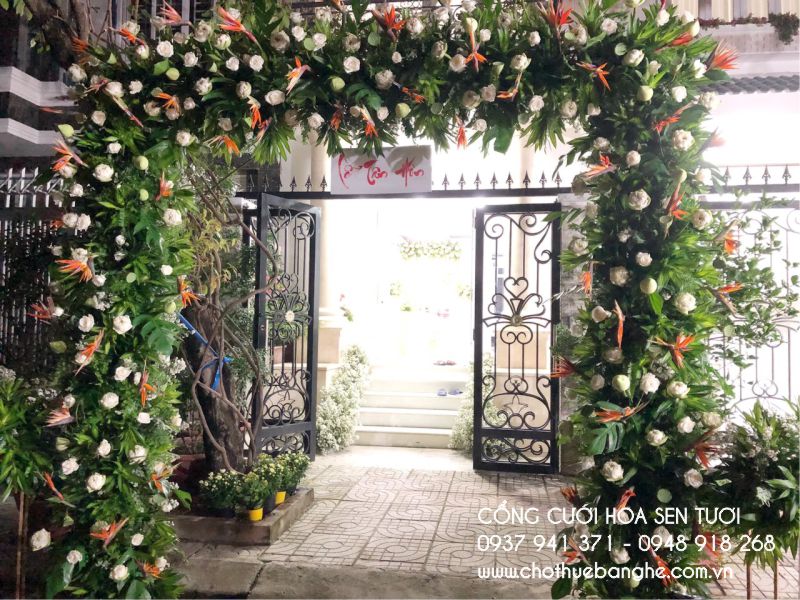 Cổng hoa cưới hoa sen kết hợp hoa thiên điểu TPHCM
