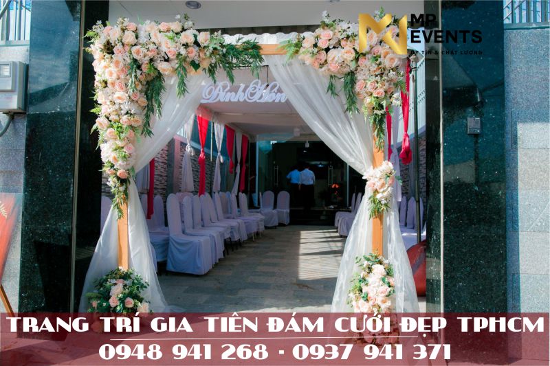 Cổng hoa cưới đẹp cho lễ gia tiên tại nhà TPHCM