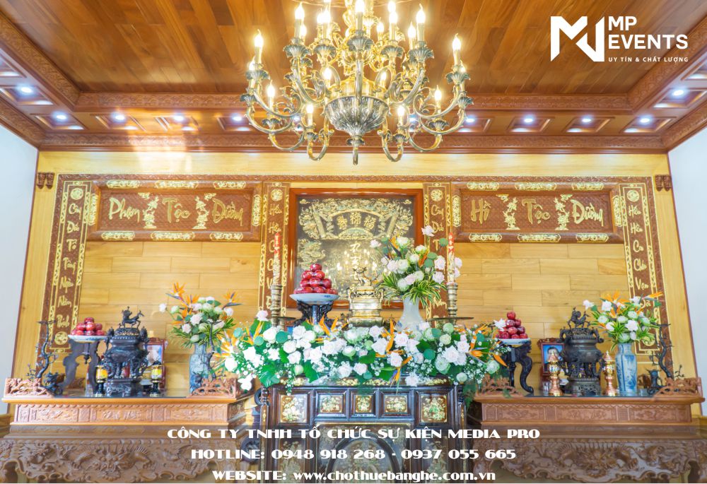 Trang trí bàn thờ gia tiên ngày cưới bằng hoa tươi tại tphcm