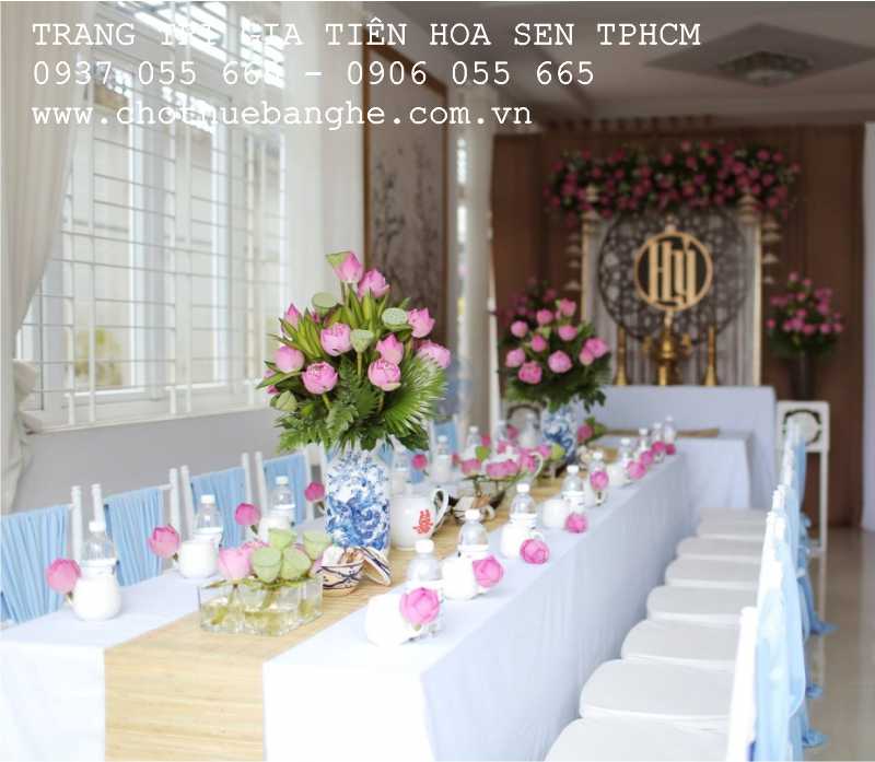 Mẫu trang trí bàn thờ ngày cưới với hoa sen 