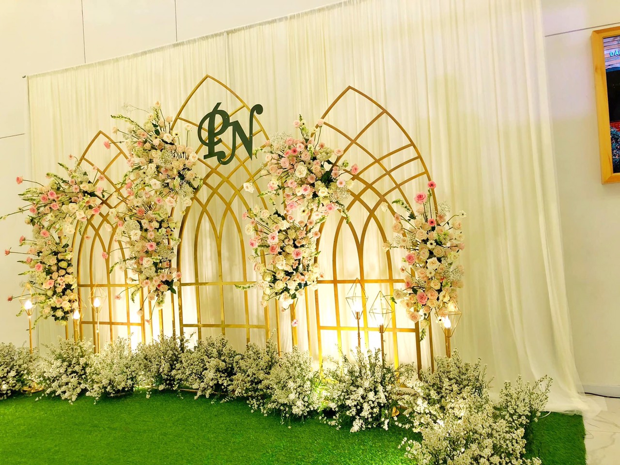 Backdrop chụp hình đám cưới hoa tươi tại TPHCM