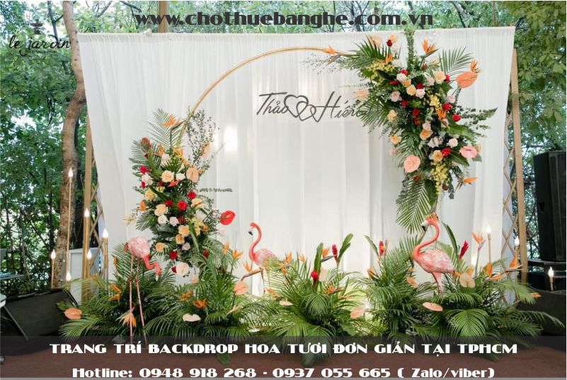 Trang trí backdrop cưới hoa tươi phong cách nhiệt đới tại TPHCM