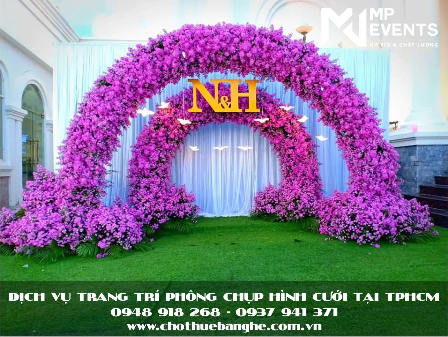 Trang trí backdrop đám cưới bằng hoa tươi tại TPHCM