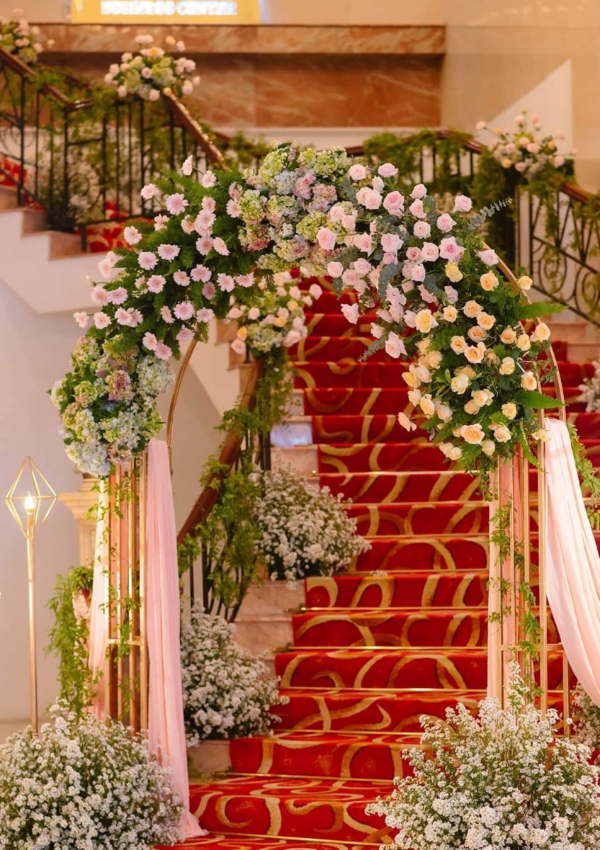 Trang trí cổng hoa cưới tại nhà hàng TPHCM