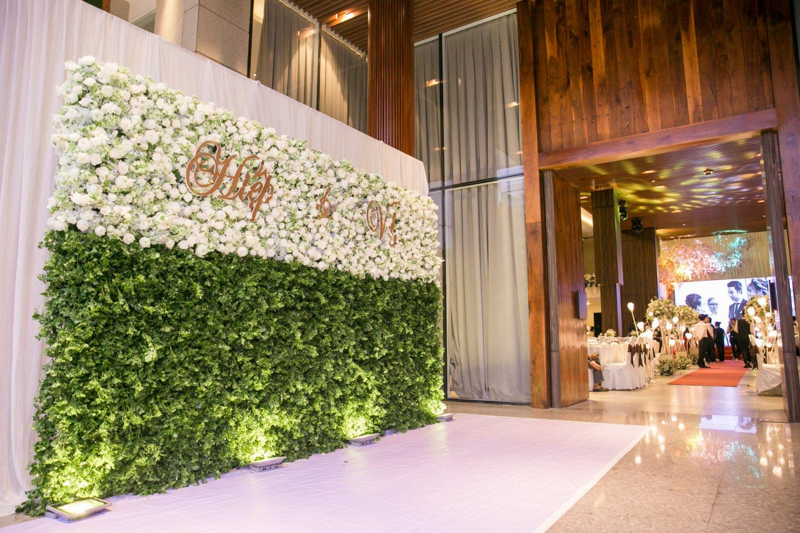 Trang trí phông nền hoa lụa chụp hình đám cưới tại nhà hàng