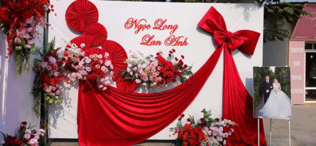 Mẫu backdrop nơ đỏ rực rỡ