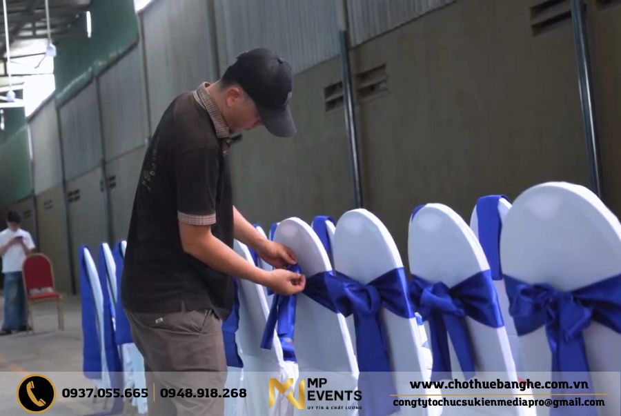 Ghế nệm lưng dựa được cột nơ chỉn chu