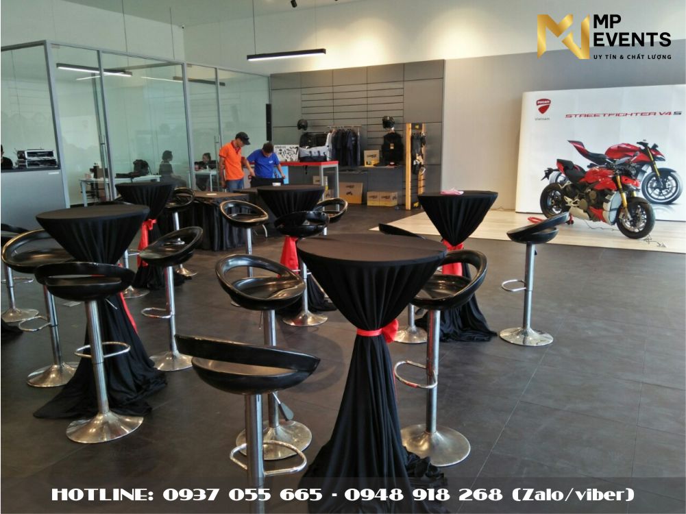 Cho thuê bàn ghế bar màu đen cho sự kiện tại showroom