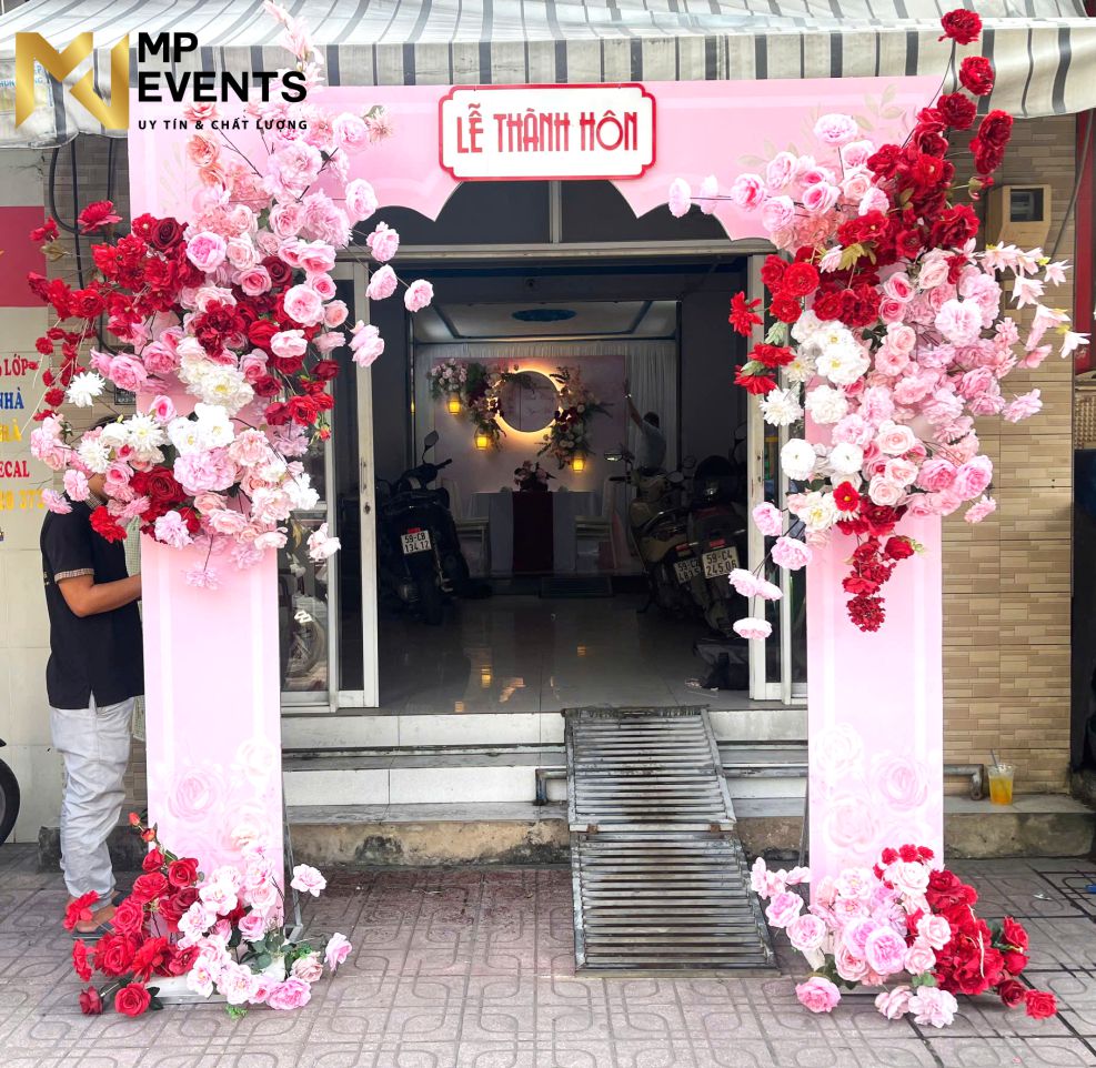 Cổng cưới tông hồng đỏ - khung alu in ấn theo yêu cầu 