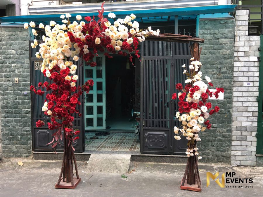 Cổng cưới khung gỗ vintage tông be - đỏ 