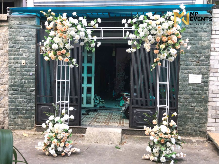 Mẫu cổng hoa cưới ít hoa tông màu pastel 
