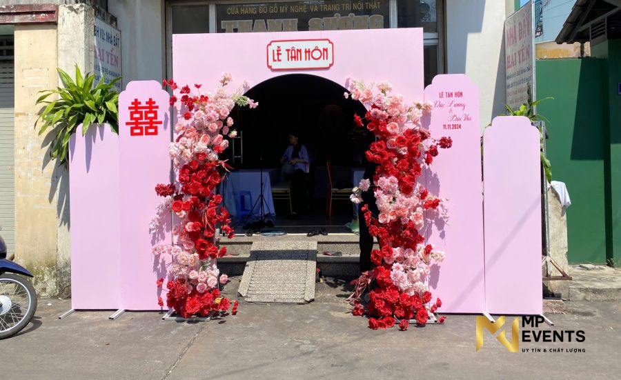 Cổng hoa cưới lớn tông màu hồng đỏ 