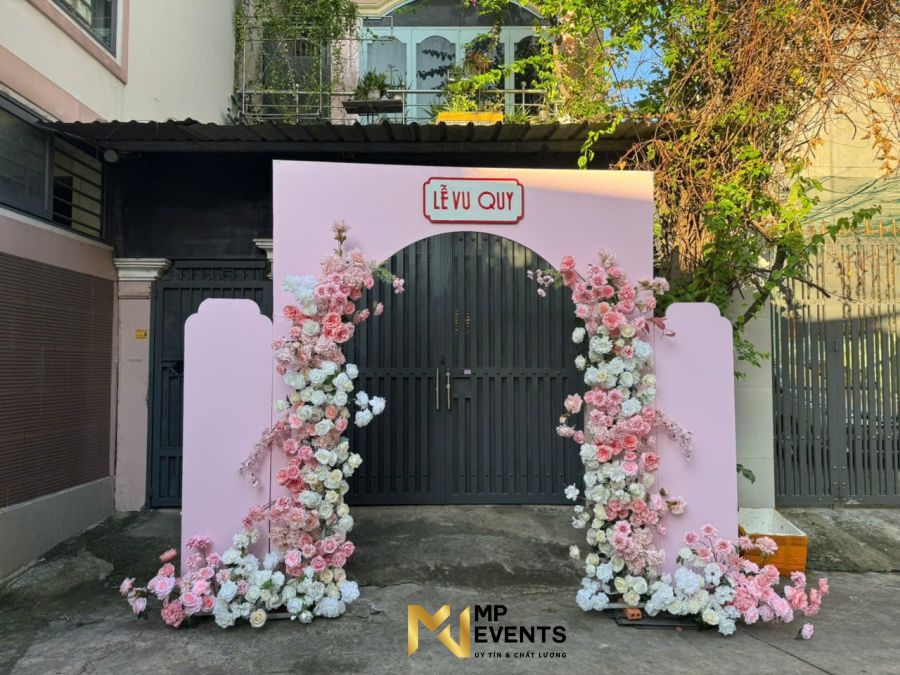 Mẫu cổng hoa cưới tông trắng hồng mới nhất 2026