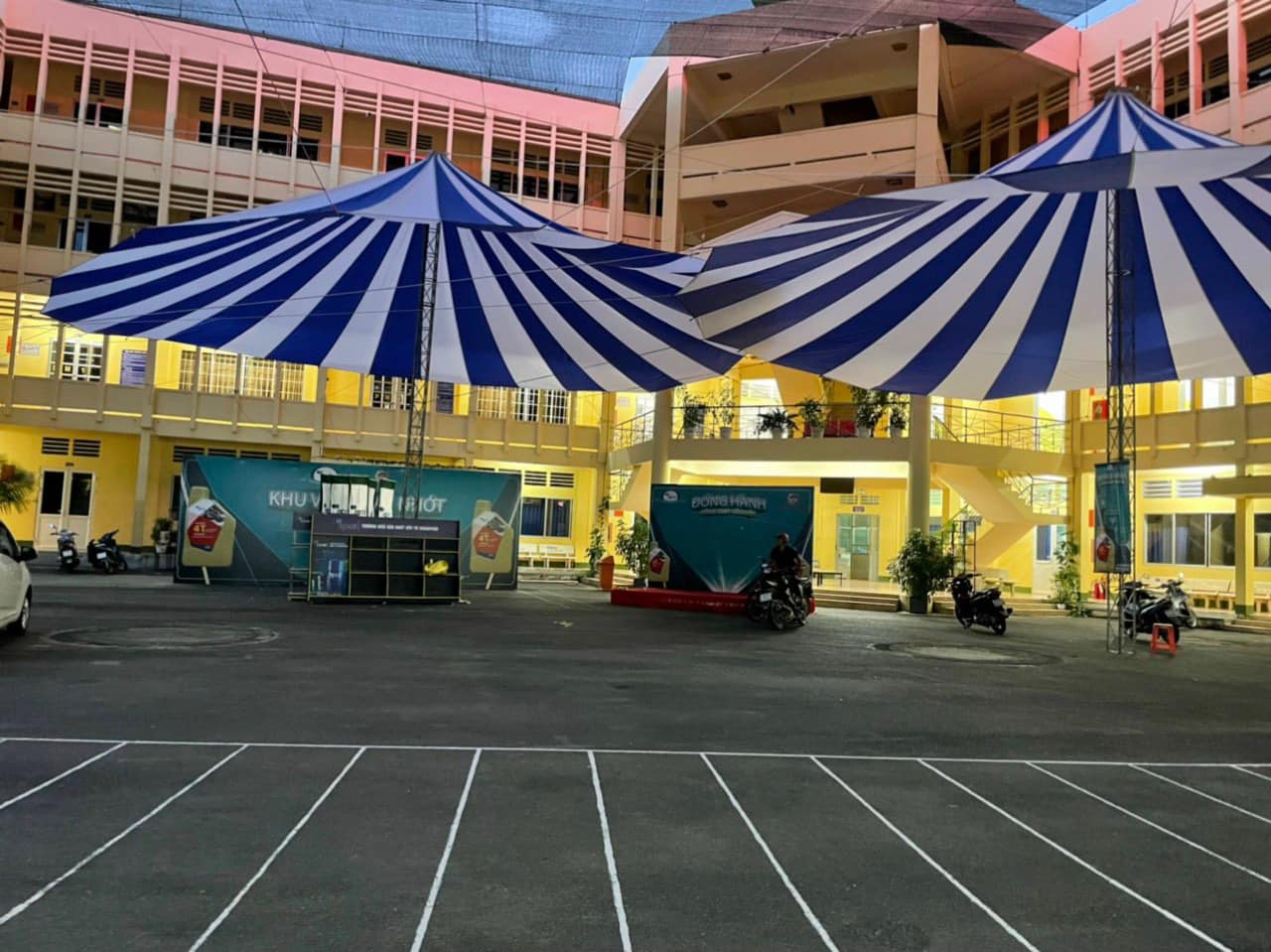 Dù 1 đỉnh cho lễ khai giảng tại TPHCM