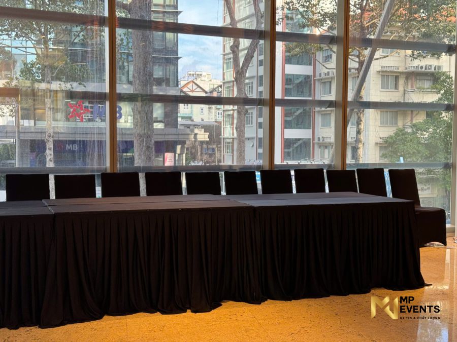 Cho thuê bàn dài 1m5 khăn đen cao cấp giá rẻ tại Quận 1