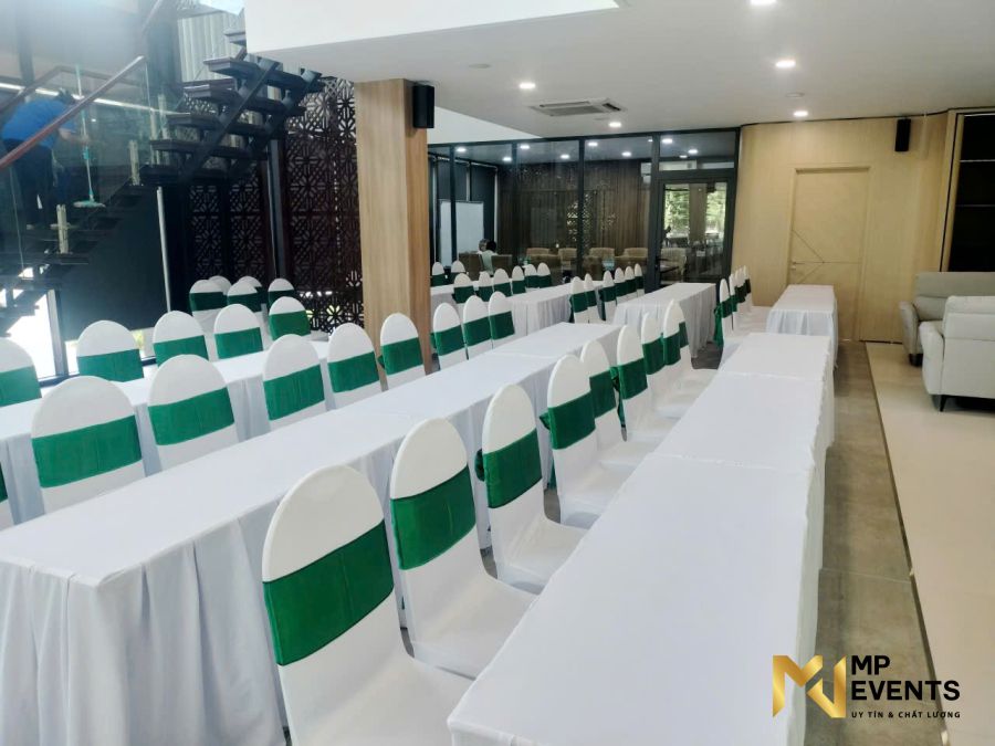 Ghế nệm bọc áo trắng 