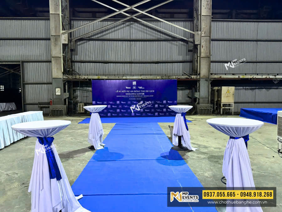 Thảm trải sàn được trải đến khu vực backdrop chụp hình