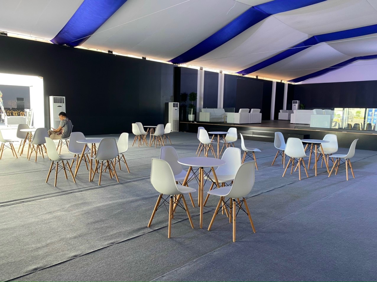 Cho thuê bàn ghế Eames giá rẻ cho triển lãm - hội nghị