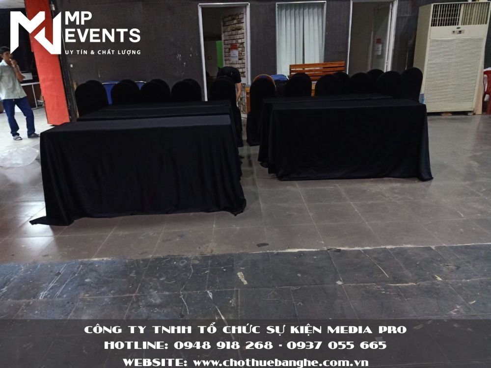 Cho thuê bàn ghế dài khăn đen cao cấp tại Q2