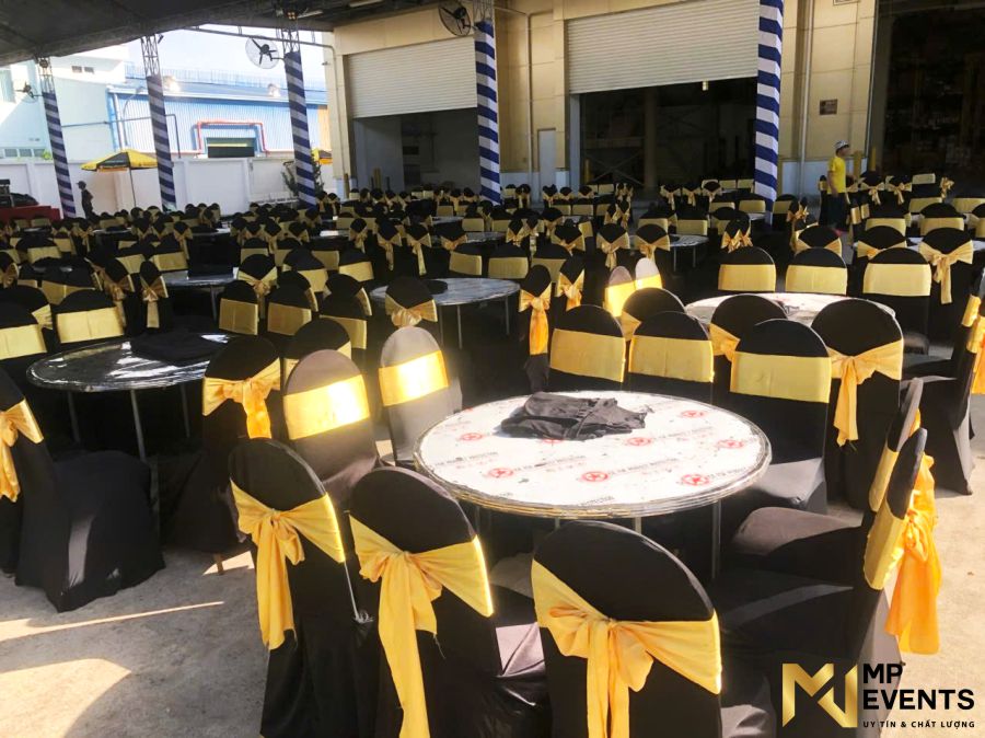 Cho thuê bộ bàn ghế tiệc có lưng dựa - bọc áo đen cột nơ vàng đồng