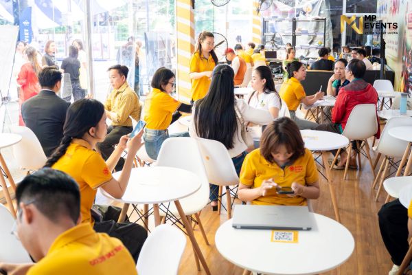 Dịch vụ cho thuê bàn ghế eames giá rẻ tại TPHCM